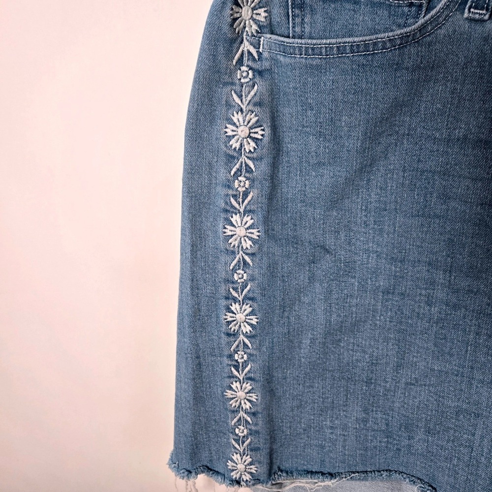 Levis Womens Classic Shorts Denim Size 22W Light Wash Floral Embroidered Raw Hem - Picture 3 of 10
